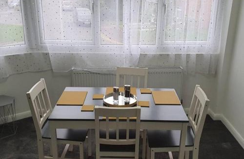 Harlington Apartment | Exquisite and Modern 2 bed Maisonette