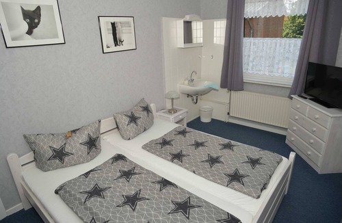 Sierksdorf Apartment | Farm view - rooms 6 and 7, w. Shower, WC, bathtub on the 1st floor - Pension Pohnsdorfer Mühle guest rooms