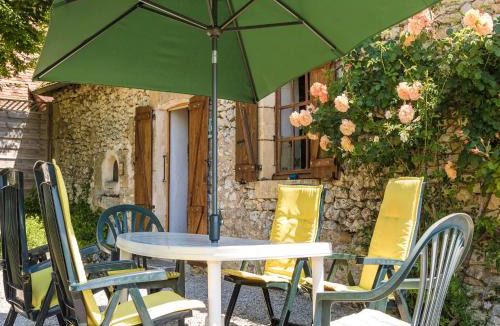 Thenon House | Farmhouse with private pool, large garden and playground