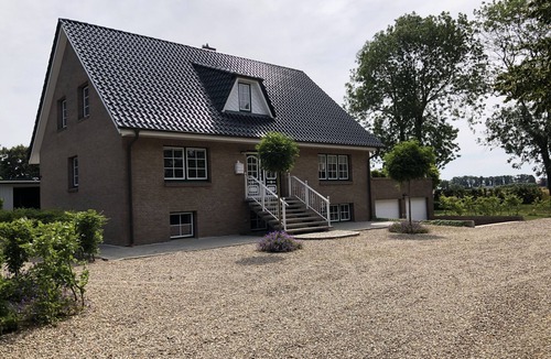 Bosau Apartment | Ferienwohnung mit Weitläufigen, Parkähnlichen Garten, Pavillon und Bouleplatz