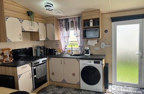 Leysdown-on-Sea House | Fluffy Caravan Sleeps 4, Pet-friendly