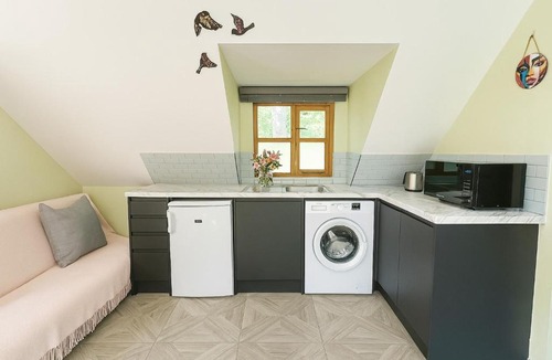 London Borough of Bromley Apartment | Forest Studio Apt free gated Parking on 2 acres Garden