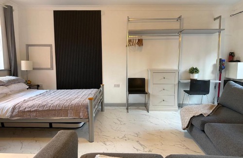 Cambridge Apartment | Fully Detached Studio Annexe with King Bed for 2 & Sofa Bed for 2