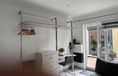 Cambridge Apartment | Fully Detached Studio Annexe with King Bed for 2 & Sofa Bed for 2