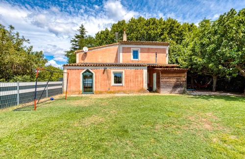 Aspiran House | Gîte spacieux au bord de la rivière-maison abricot