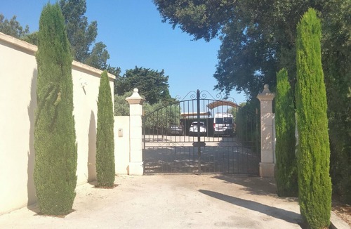 Saint-Saturnin-les-Avignon House | Gite " Au fond du jardin"