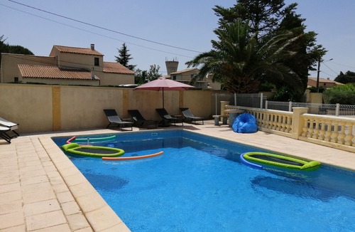 Meynes House | Gite La Vie Est Belle, near the Pont du Gard, Nimes, Avignon, Uzes, Arles and A9