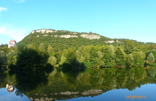 Bregnier-Cordon Ski Chalet | Gîte Prestige - Fishing cottage on the edge of a pond