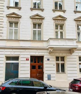 Zizkov Apartment | Green balcony & king size bed