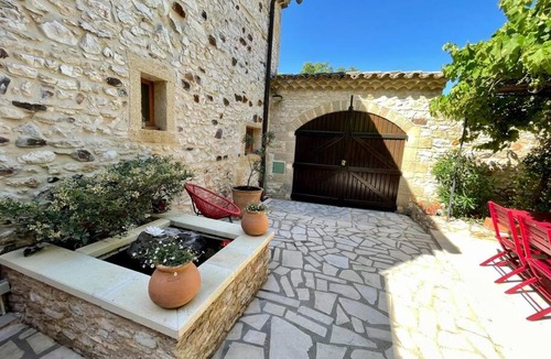 Pouzilhac Villa | GROOMI- L'uzétienne, grande demeure avec bassin et patio !