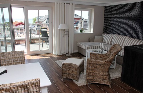 Lemkenhafen Apartment | Ground floor flat with a view of the marina