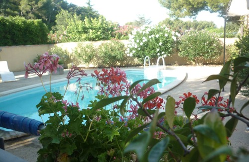 Salon-de-Provence Apartment | Ground floor apartment facing the swimming pool, private property and parking on enclosed grounds