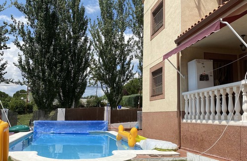 Torrejon del Rey Ski Chalet | Habitación en Chalet con Piscina