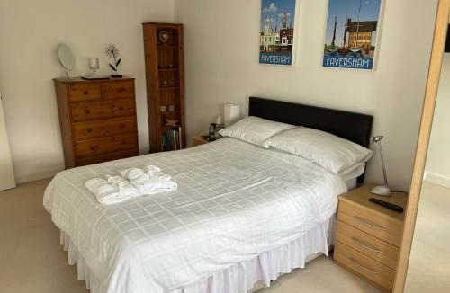 Peterborough House | Hampton Vale, Peterborough Lakeside Large Double bedroom with own bathroom