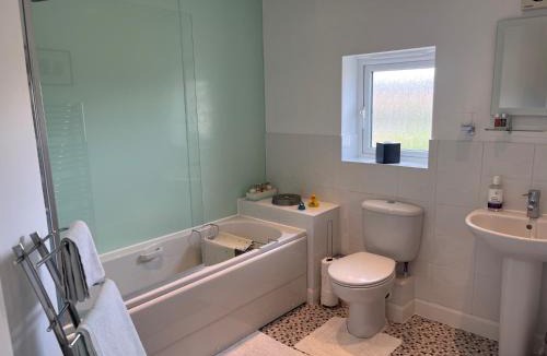 Peterborough House | Hampton Vale, Peterborough Lakeside Large Double bedroom with own bathroom