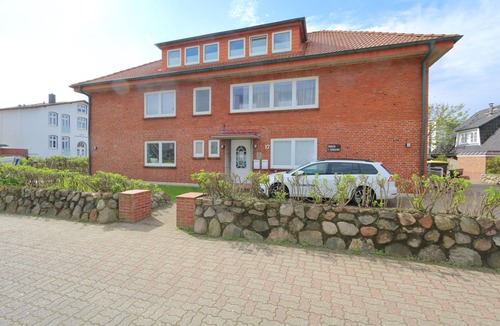 Westerland Apartment | Haus Sarah 2 is located directly on the beach in the heart of Westerland. The beach crossing to Westerland's central beach is about 200 meters away. The house has 8 modern and comfortably furnished vacation apartments for.
