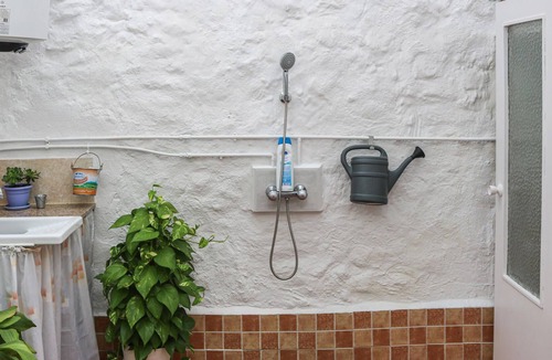 Estivella House | Have you been wanting to get away but not to a typical overrun resort? Estivella is the perfect plac