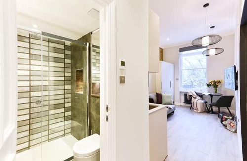 Pembridge Apartment | High ceilings studio premium quality & location.