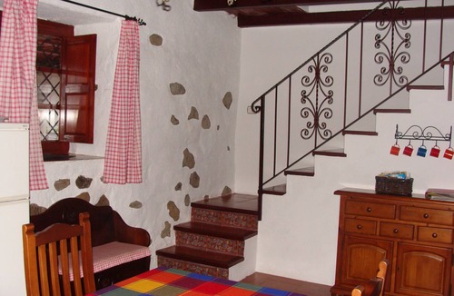 La Victoria de Acentejo House | Historic Finca with sea and Teide views, private pool + barbecue, a gem