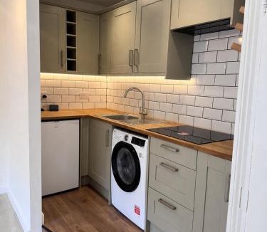 Stony Stratford Apartment | Historic High St Flat with Peaceful Garden Retreat