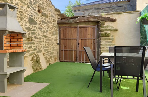 San Justo House | Holiday Home 'Alcobilla Lake' with Mountain View, Shared Garden and Balcony