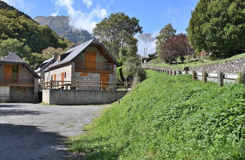 Aragnouet House | Holiday Home 'Bergerie Route De Piau Engaly' with Mountain View, Terrace and Garden