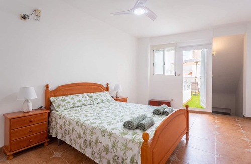 Cullera House | Holiday Home Casa Los Geranios with Mountain View, Garden & Wi-Fi