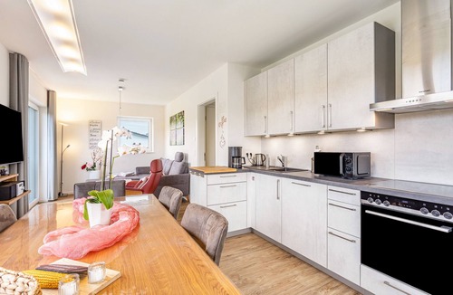 Heringhausen House | Holiday Home 'Catharina' with Lake View, Private Terrace and Wi-Fi