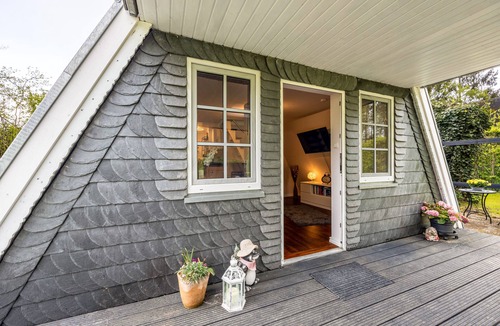 Dannenberg House | Holiday Home 'Elbliebe' with Private Terrace, Wi-Fi and Air Conditioning