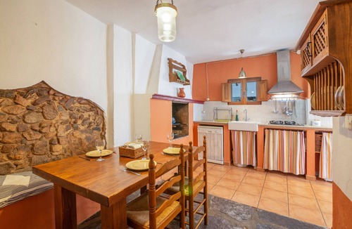 Calabazares House | Holiday Home 'Casa Rural La Trastienda' with Mountain View, Private Pool and Wi-Fi