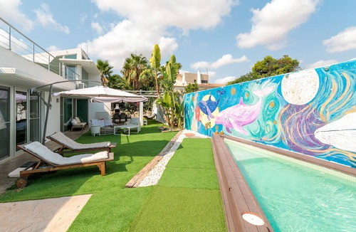 Mutxamel Villa | Holiday Home 'Hathor' with Mountain Views, Wi-Fi and Air Conditioning