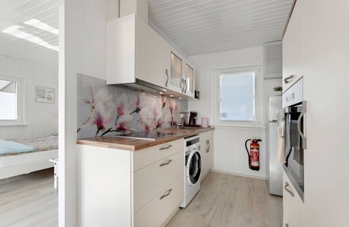 Bergewohrden House | Holiday Home 'Kleines Schweden' with Lake View, Private Terrace and Wi-Fi