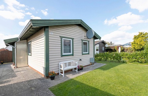 Bergewohrden House | Holiday Home 'Kleines Schweden' with Lake View, Private Terrace and Wi-Fi