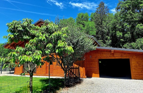 Faucigny House | Holiday Home 'Le Refuge - Faucigny' with Mountain View, Private Terrace and Wi-Fi