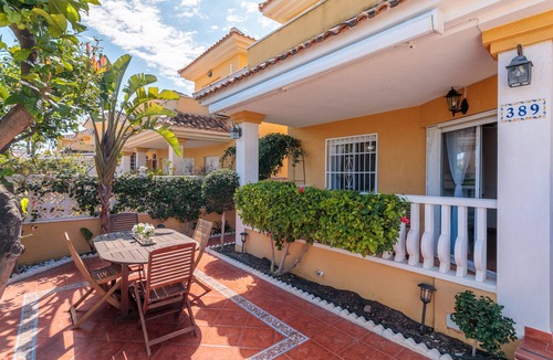 Los Arenales del Sol House | Holiday Home 'Playa Carabassi' with Shared Pool, Private Terrace and Wi-Fi