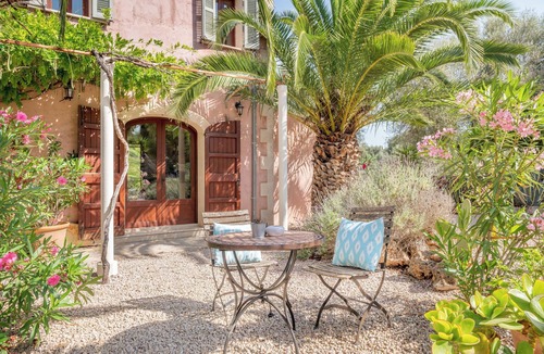 Costitx House | Holiday Home 'Redonda 1' with Mountain View, Shared Pool and Wi-Fi