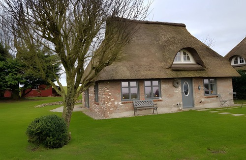 Zennhusen House | Holiday Home 'Schäferhaus' with Private Terrace, Shared Garden and Wi-Fi