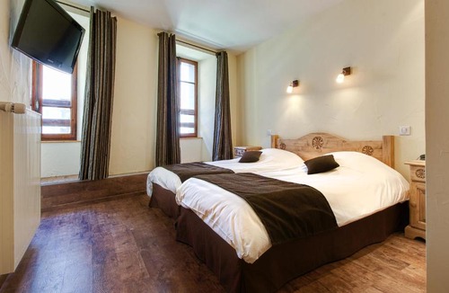 Thones Hotel | Hotel Du Commerce