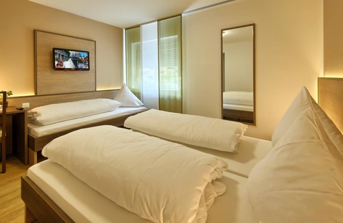 Rust Hotel | Hotel Mythos