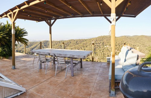 Sant Cugat del Valles Apartment | House in the mountains, with views and swimming pool, 15 min from Barcelona.