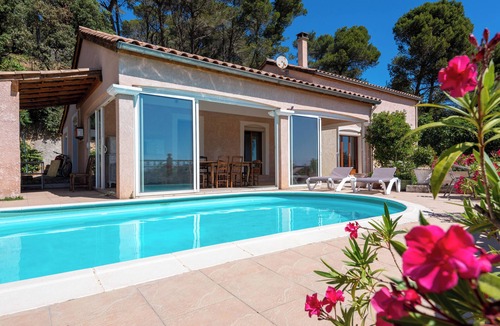 Ledenon House | House with swimming pool and beautiful view