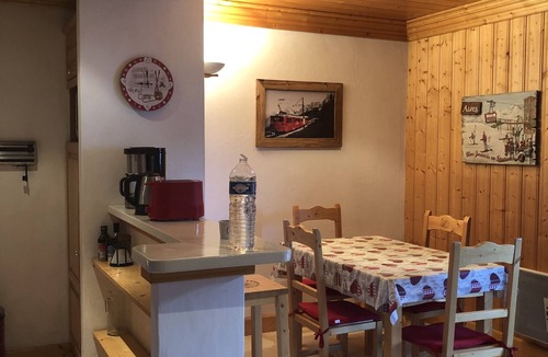 Meribel Centre Apartment | Ideal for 2 couples - Parking - Housekeeping included - Linen provided.