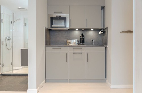 Tinnum Apartment | In order to make the apartment airy and yet cozy, a lot of white was used here.