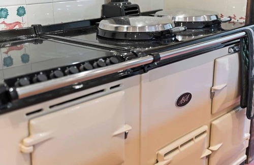 Godalming House | Incredible Countryside Getaway with Tennis Court!
