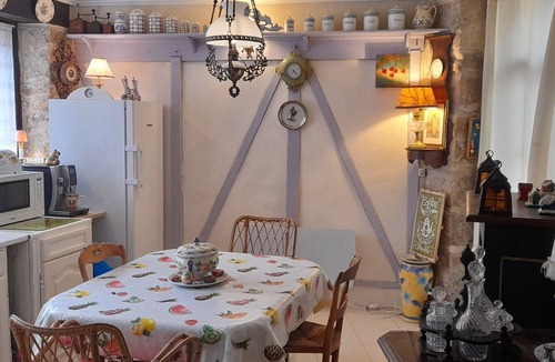Carennac Bed & Breakfast | Jardin - SPA - Cour du Prieure - sur 50 m2 - Chambre et Attenant le Patio +spa