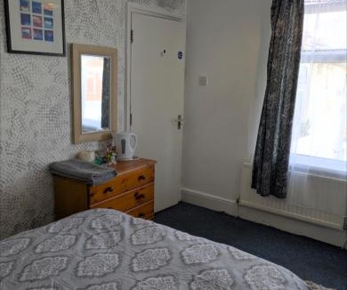 Kettering House | Kettering Town Double Rooms with TV Ideal Professional workers for longer stays Shared bathroom kitchen & Lounge