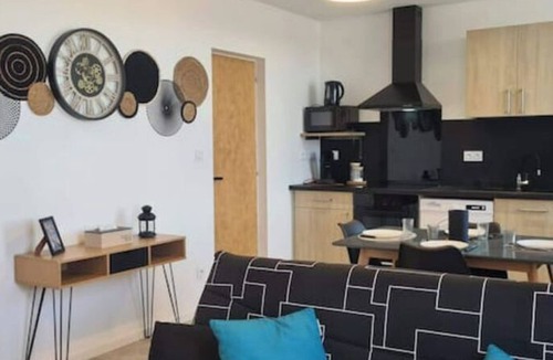 Hericourt Apartment | La Campagne à la Ville, Calme Terrain Clos