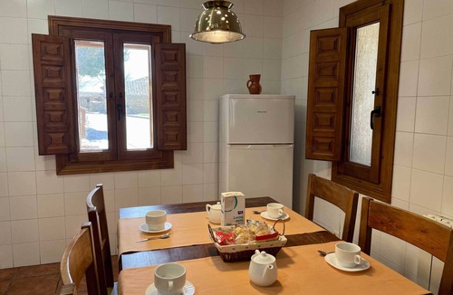 Madarcos House | La Casa de la Maestra 1 is a charming house, typical of a town, with a warm and welcoming decoration.