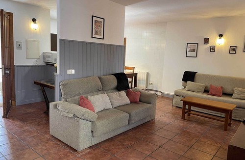 Madarcos House | La Casa de la Maestra 1 is a charming house, typical of a town, with a warm and welcoming decoration.