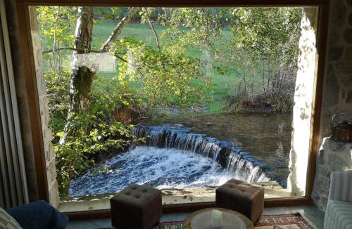 Bourg-Argental House | La chapelle moulin traversée par l'eau jacuzzi piscine classé 5 étoiles